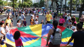 imagem mostra adultos e crianças juntos na semana do brincar #paratodosverem