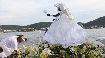 imagem de iemanja rodeada de flores dentro de uma embarcação. #paratodosverem 