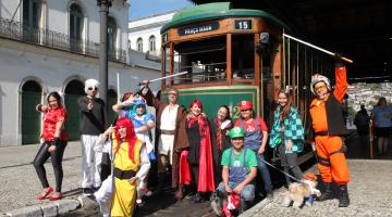 imagem mostra cosplayers em pose na frente do bonde #paratodosverem