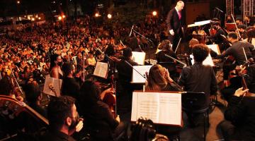 orquestra e plateia ao fundo #paratodosverem