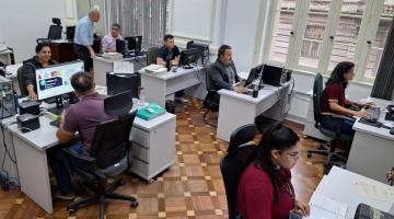 pessoas sentadas trabalhando em uma sala #paratodosverem