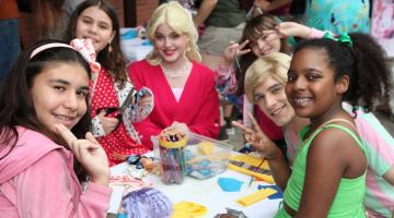 Crianças exercitam a criatividade em oficina de roupas para bonecas no Orquidário de Santos