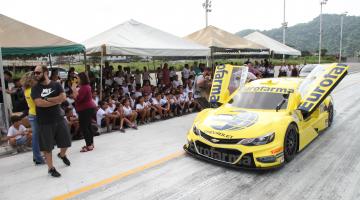 Demonstração de Stock Car empolga alunos e transmite valores