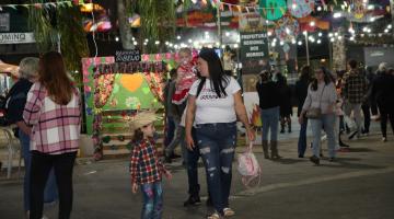 pessoas andando na quermesse #paratodosverem