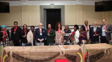 Dez homenageados lado a lado posam para foto. #paratodosverem