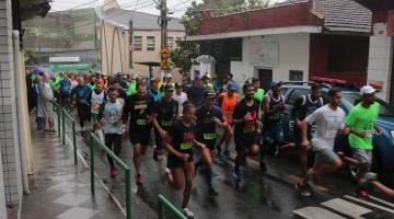corredores em largada de prova em morro. #paratodosverem