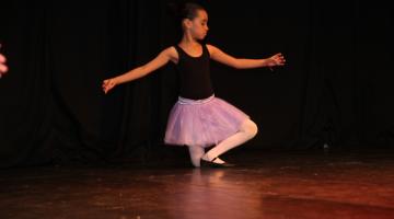 Aulas de balé na Vila Criativa Vila Nova melhoram problema ortopédico de aluna . Assista ao vídeo