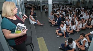 Edméa Ladevig comemora Dia do Bibliotecário com palestra de escritora