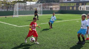 meninos jogando bola na quadra nova #paratodosverem