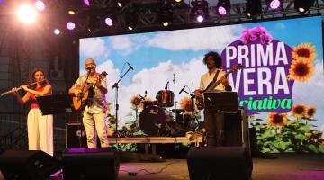 banda se apresentando em um palco #paratodosverem