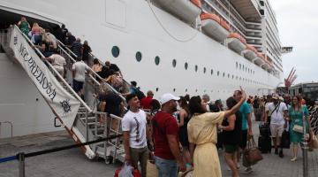Pessoas embarcando em navios #paratodosverem