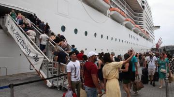 passageiros entrando em navio #paratodosverem 