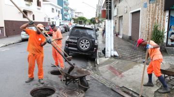 Rua do Embaré recebe limpeza de galeria 