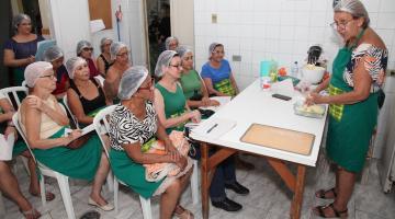 mulheres participando de curso de panificação #paratodosverem