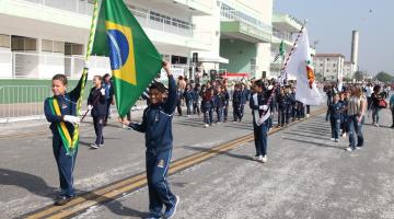 alunos desfilam com bandeiras #paratodosverem