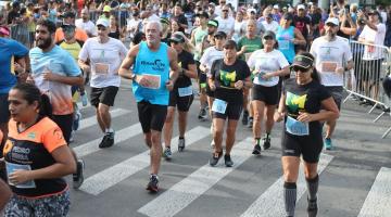 atletas correm em rua. #paratodosverem 