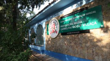 A fachada da escola Carmelita