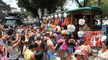 Bonde decorado e cercado de foliões. #Paratodosverem