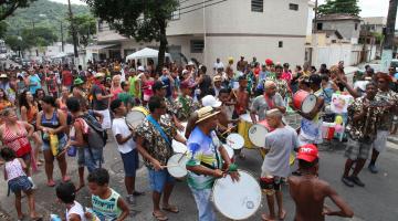 pessoas desfilam em banda #pracegover 