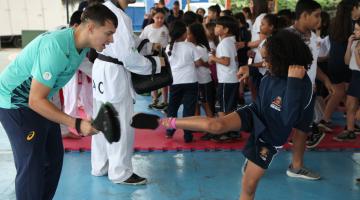 Campeão paralímpico de taekwondo inspira estudantes de escolas municipais em Santos
