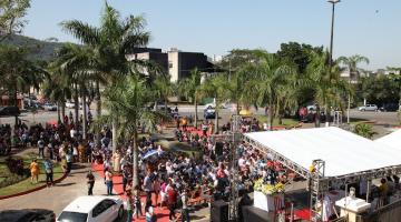 publico acompanha a festa #paratodosverem
