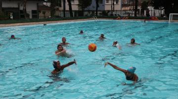 Crianças e adolescentes treinam polo aquático e fazem planos para o futuro. Assista a vídeo