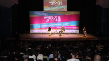 Primeiro dia da 16ª Tarrafa Literária lota Teatro Guarany em Santos