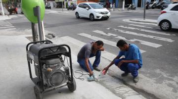 Novos passeios da Conselheiro Nébias recebem piso drenante e podotátil