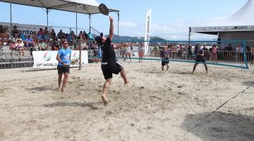 duas duplas jogando beach tennis. #paratodosverem