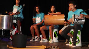 crianças tocando instrumentos #paratodosverem 