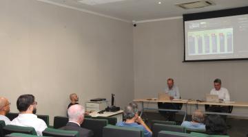 palestra com duas pessoas falando e público sentado. #paratodosverem