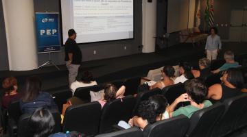 palestra em auditório com pessoas sentadas em um telão à frente. #paratodosverm