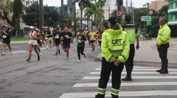 agentes observam a corrida #paratodosverem