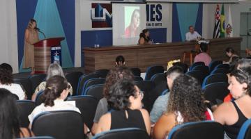 pessoas sentadas em auditório assistindo palestra. #paratodosverem 