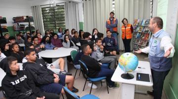 Estudantes de escola de morro de Santos debatem sobre prevenção a desastres naturais 