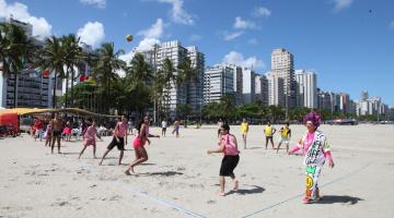 Evento esportivo leva colorido à praia de Santos na véspera da Parada LGBT+