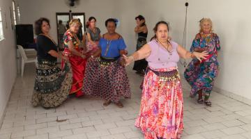 idosas durante aula de dança flamenca #pracegover 