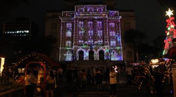 fachada do palácio josé bonifácia com imagem natalina projetada. Pública está na praça. É noite. #paratodosverem 