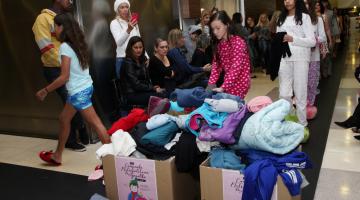 Desfile de moda arrecada roupas e cobertores para Campanha do Agasalho. Assista a vídeo