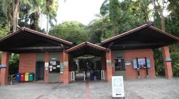 a praça de entrada com a bilheteria e a entrada do parque. #paratodosverem