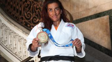 Judoca mostra medalha na escadaria do paço #pracegover 