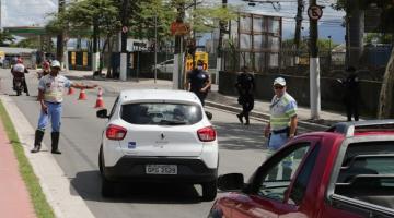 Agentes da CET monitoramo trânsito em via. Carros passam na pista. #Paratodosverem