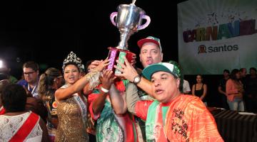 União Imperial quebra tabu e volta a ser campeã do carnaval santista. Confira fotos