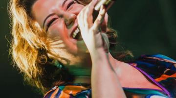 maria rita canta ao microfone. #paratodosverem