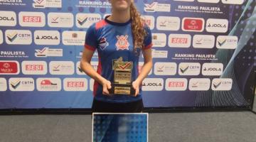 Maria Eduarda com o troféu. #Paratodosverem.