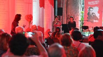 pessoas se apresentando em palco #paratodosverem