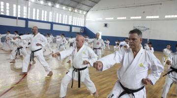 atletas fazendo movimentos de carate #paratodosverem