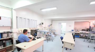 profissional atuando na maternidade #paratodosverem 