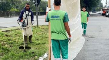 operários atuando no corte de grama #paratodosverem 