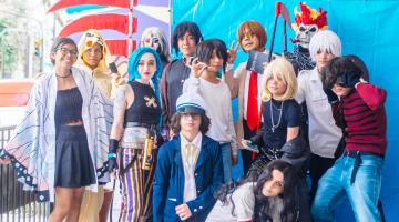jovens fantasiados posam para foto. #paratodosverem